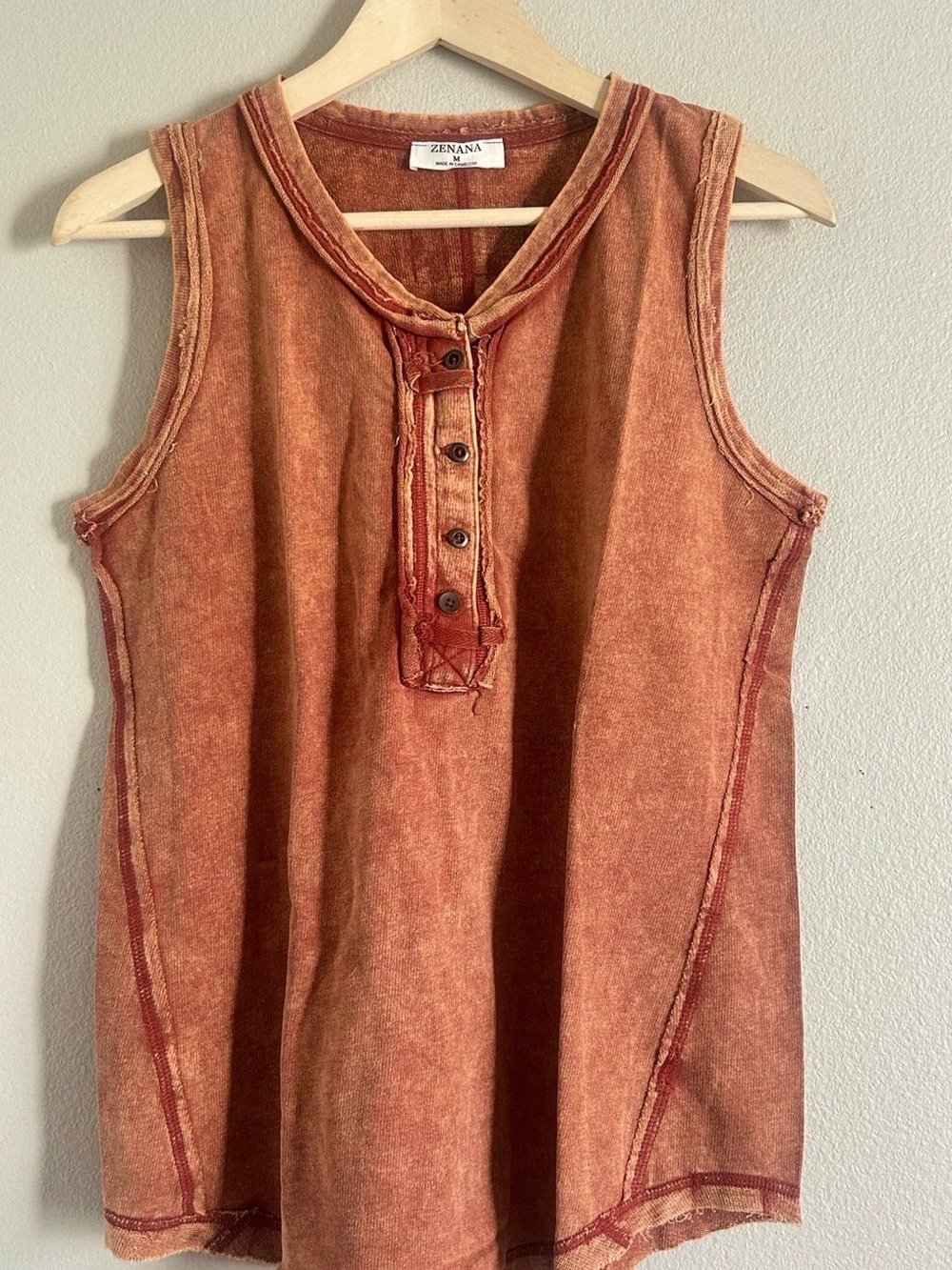 Zenana Outfitters Rust-Blend Sleeveless Henley Tankā C-1